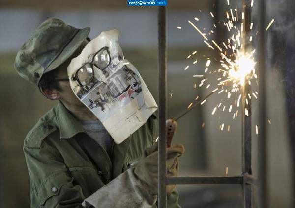 Стекло не пропускает ультрафиолет,газета-не дает сжечь кожу на морде лица-молодец мужик,вышел из положения...