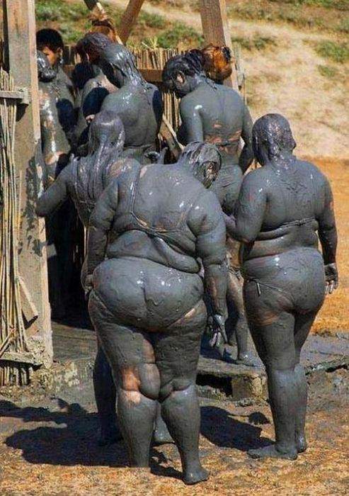 Таньки грязи не боятся.