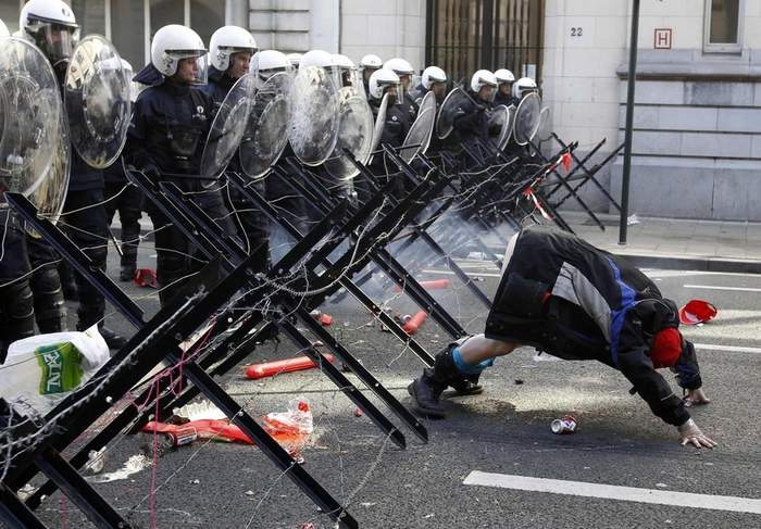 Газовая атака против полиции.