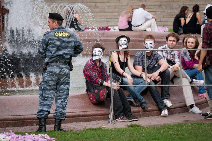 ОМОНовец дурак гыгыгы, чик-чик мы в домике...