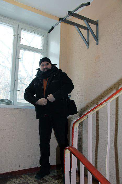 Квартиры у нас малогабаритные, поэтому спортзал в подъезде, кухня на лавочке, гостинная на чердаке, а...