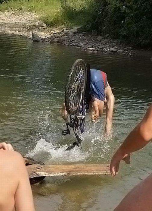 Купание черного велосипеда