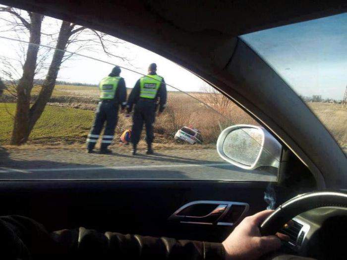 Два на ручнике и одна без )