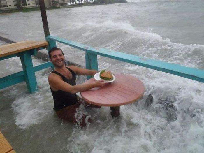 Гляди что волной принесло!