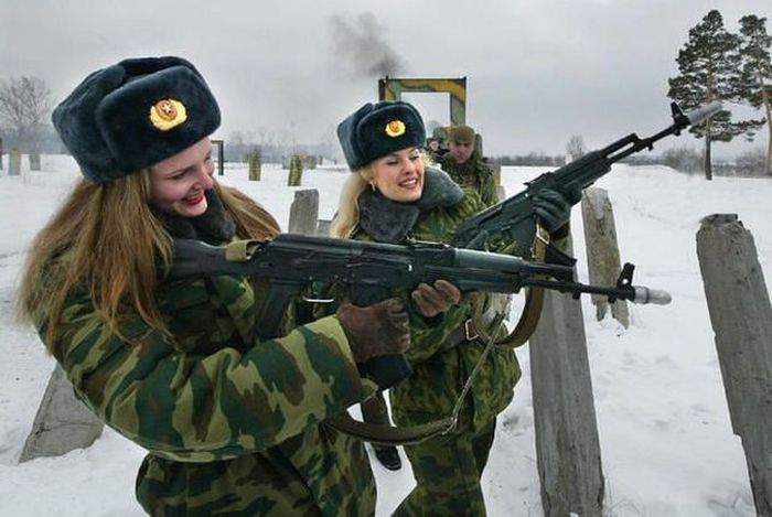 Мужик, отбери у этих б...дей оружие. Противно смотреть.