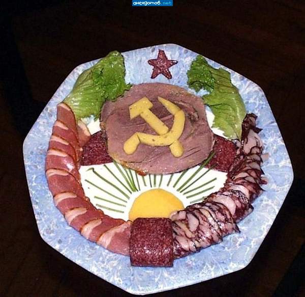 Слева - молот, справа - серп: - Это наш советский герб. Хочешь жни, а хочешь куй - все равно получишь...