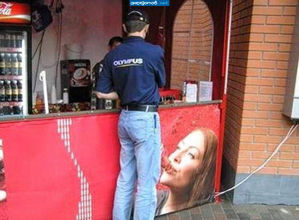 - Щас минуточку, я хотдог разогрею.. - Да ничего, я не тороплюсь...