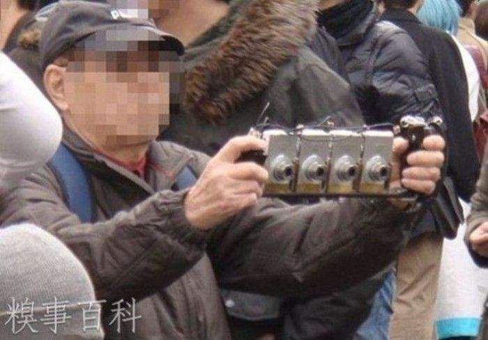 а чо рожу замазали, дохера секретный мужык, чтоле?