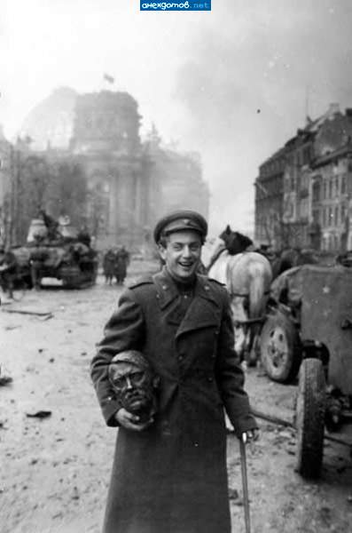 Солдат молодой, но ходит с палочкой, ранение было. А голова Гитлера и искренная радость - это кайф!