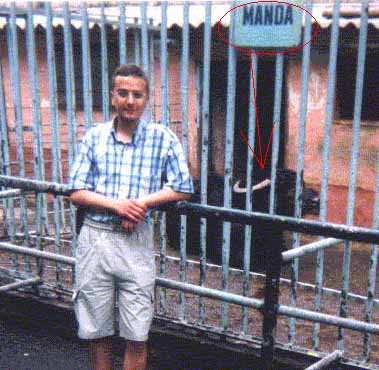 А ему лишь бы с какой-нить мандой сфоткаться!!!
