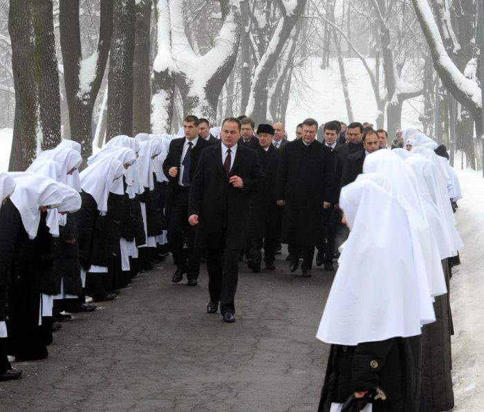 А чухонь и тут шапку не снял...