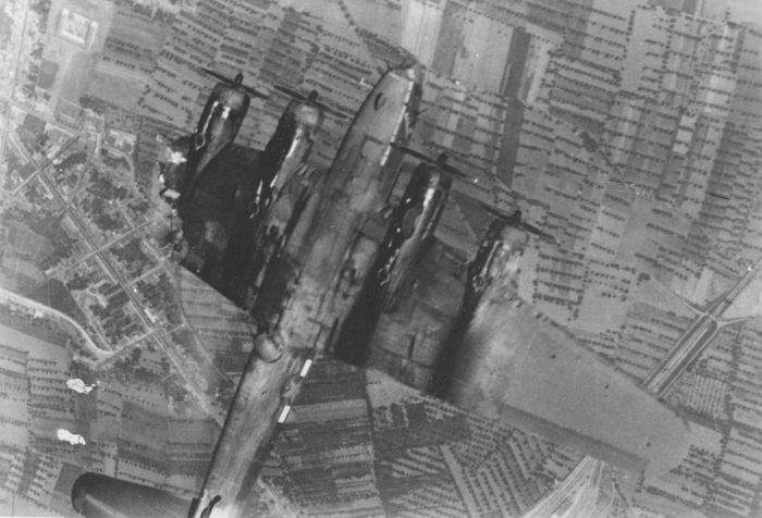 Если точно, то это B-17F. В небе над Гамбургом. Сбит в июне 1943 года. Экипаж попал в плен.