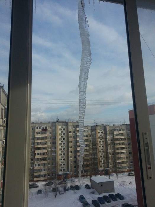 А внизу у соседа авто с сигнализацией... Я сосулю из чайника подкармливаю