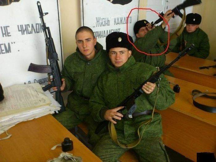 Да пусть проверяет, просто вначале надо было снять штык-нож. Он же 40 минут уже смотрит.