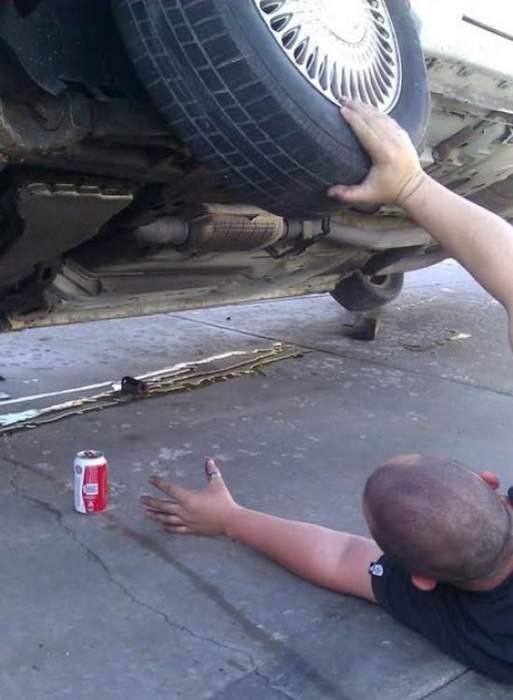 А ручка- то - не его...