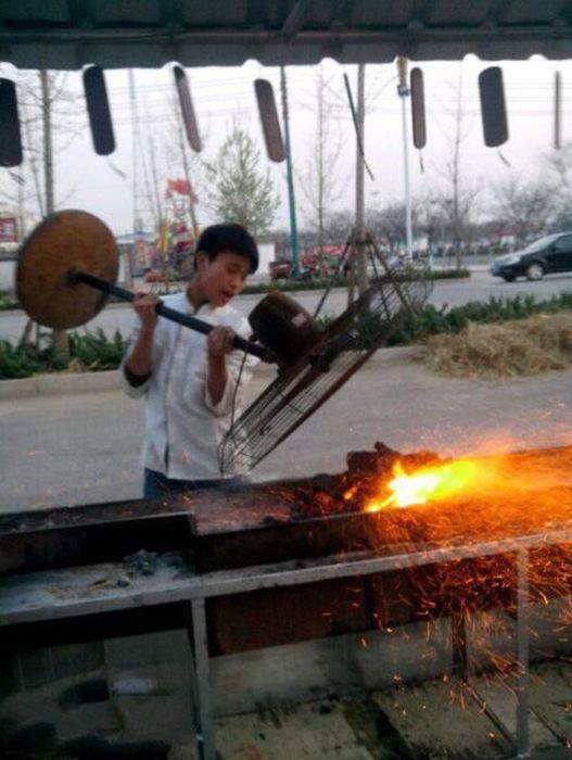 А вы попробуйте это ночью, фантастически красивые вихри искр!