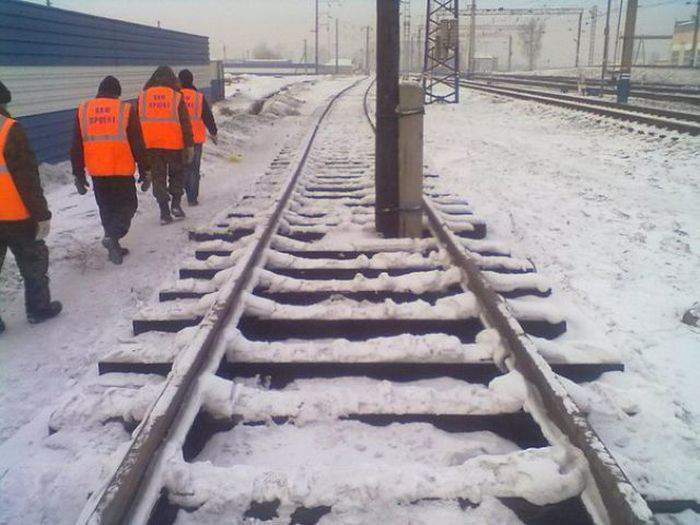 столб несерьёзный, до первого поезда