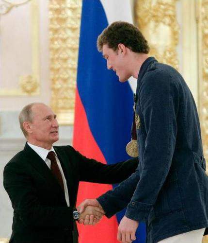 Экая дубина здоровая! Хрен ему а не медаль чтобы вождя в неловкое положение не ставил.