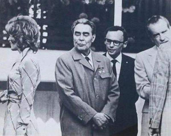 А целовать придётся Хонекера. Блин.