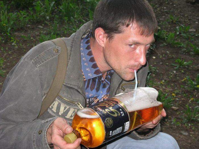Это инопланетянин!!! Землю атковали!!! Наши мужики так не пьют...