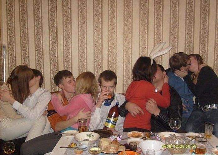 Придурки, моя уже под столом целует...