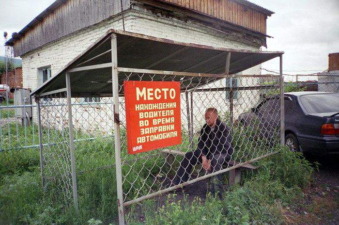 Чтоб не видел сколько недоливают.