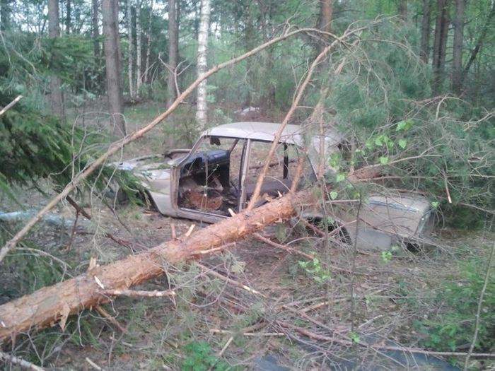 Дали по башке, угнали, тачку раздели. Не смншно.