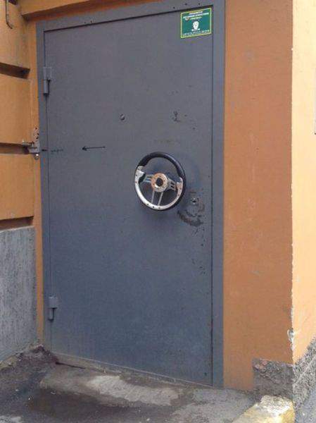 Мужики сначала пару минут рулят, потом заходят...
