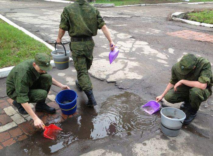 Какой добрый прапор! А ведь мог и лом дать...