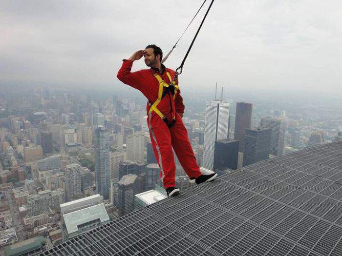 В Торонто прогулки по краю на CN Tower