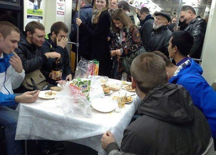 Плевать, что люди давятся! Плевать, что дед стоит! Веселуха!
