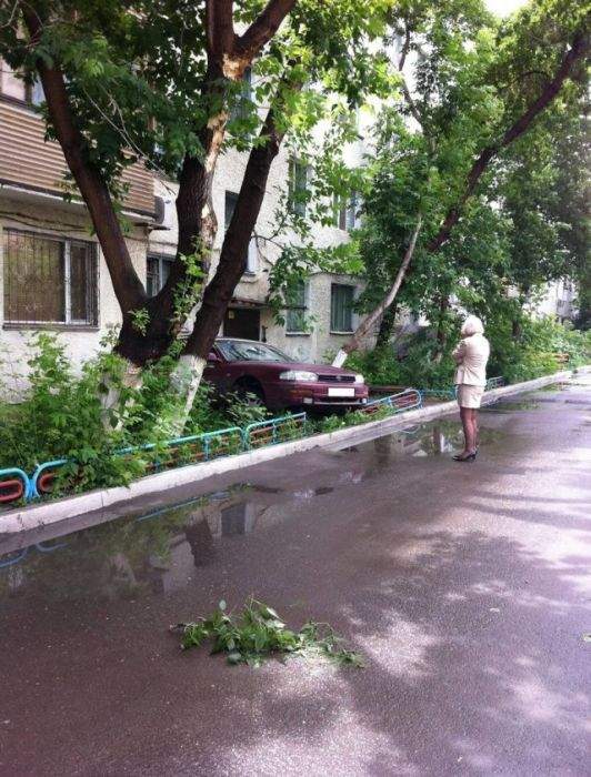 С балкона выпала