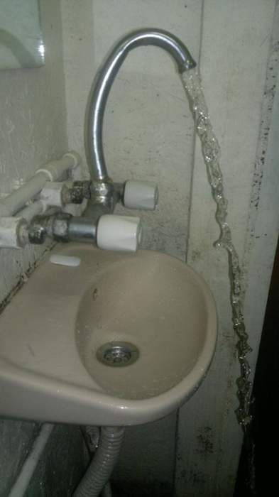Так нехер такой напор делать, воду надо экономить...