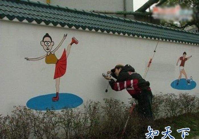 Живые не дают, так хоть к нарисованной заглянуть