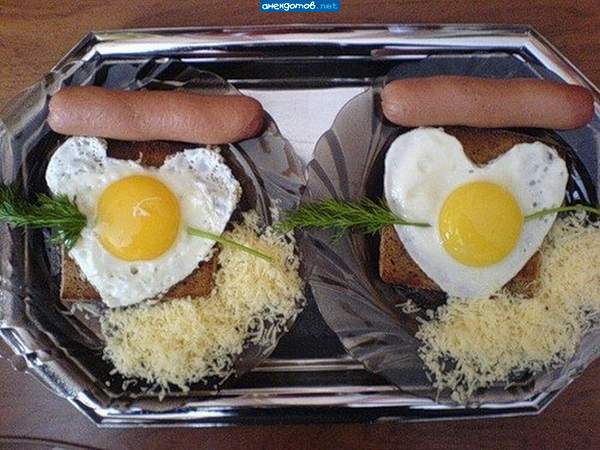 Я думаю, не помидорчик - а 2 помидорчика... К сосиске - до комплекту..;)