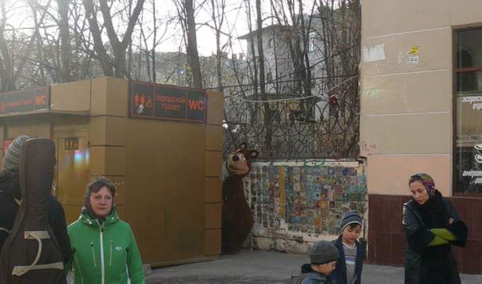 В М не пускают, ЖО не пролазит...потому и за углом...)))