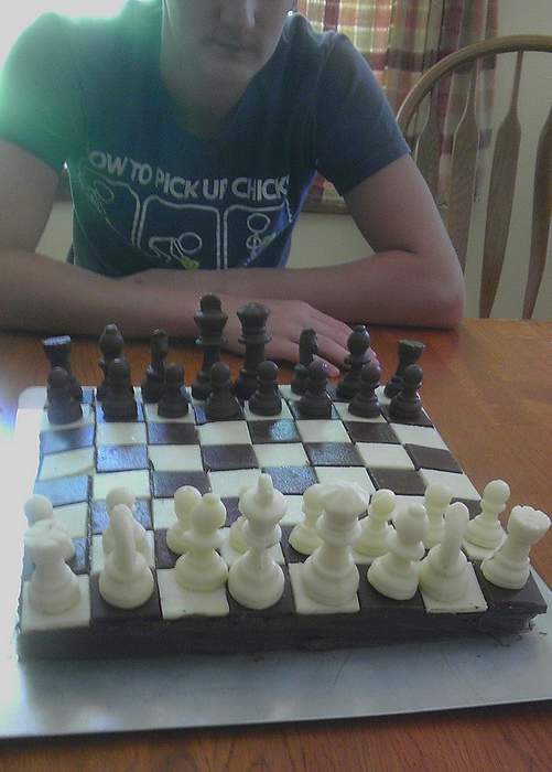 Люблю темный шоколад, поэтому буду играть за белых...))))
