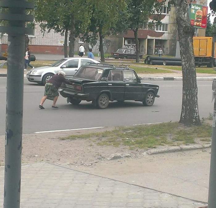 Хорошая теща ленивого зятя до дачи любым способом дотолкает.