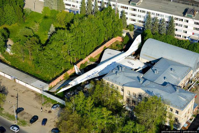 Рядом еще МиГ-23 стоял. Казанский авиационный институт, 6 учебное здание.