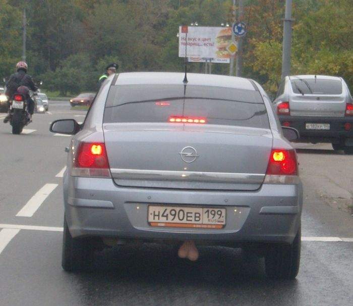 Кто-то в багажник целиком не влез..