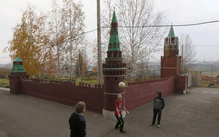 А Путин мячик отдаст, если за забор улетит?