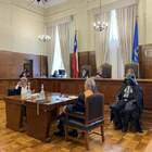 "Я, ваша честь, 300 лет платил на него алименты, а теперь он утверждает, что я ему не папа..."