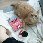 "заботливый кот кофе в постель подает"
