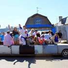 "Молодая давно уже была немолода. Впрочем, как и свадебное авто"